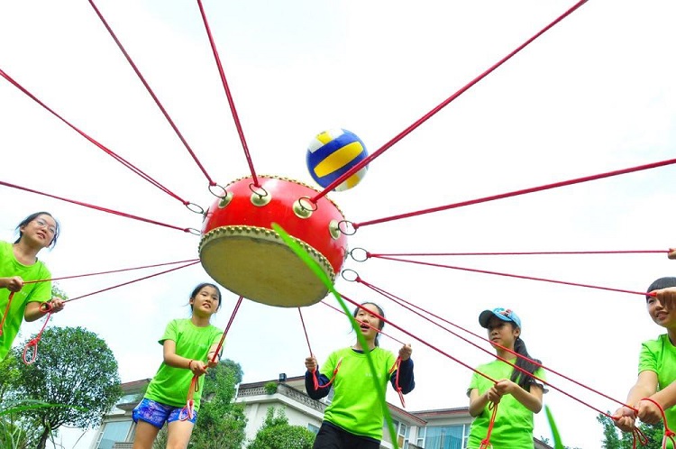擊鼓顛球